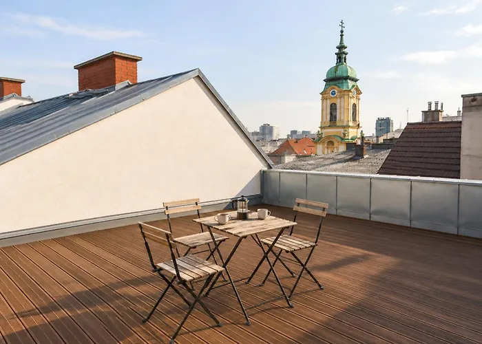 Two Bedroom Rooftop For 6 Near Center & Metro U2 Apartman *